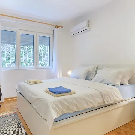 The 7 - Modern Flat With Terrace Near Parliament, Center